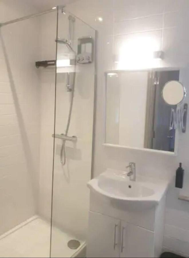 Buck - En-Suite Room In Canalside Guesthouse Бърнли Екстериор снимка