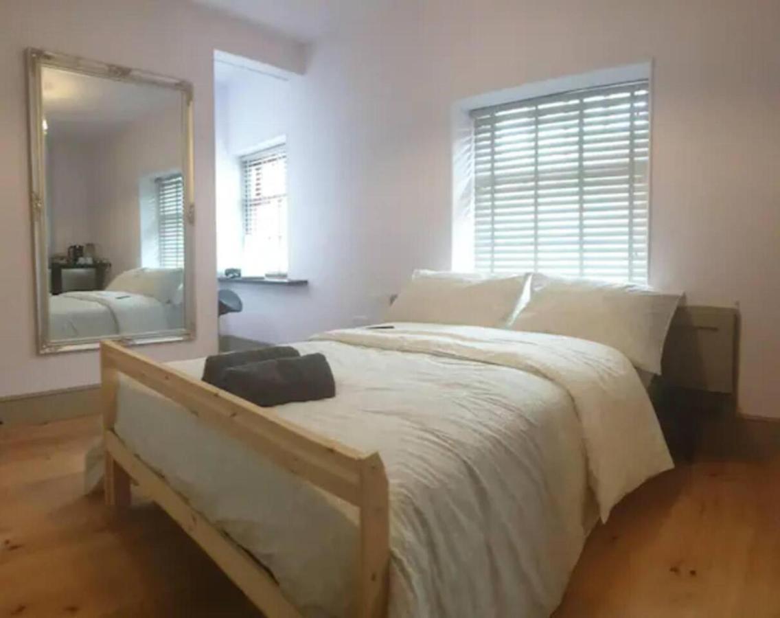 Buck - En-Suite Room In Canalside Guesthouse Бърнли Екстериор снимка