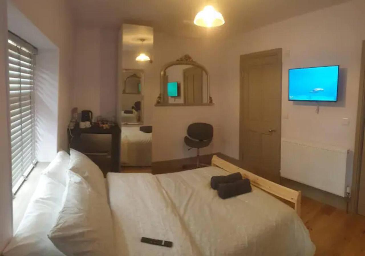 Buck - En-Suite Room In Canalside Guesthouse Бърнли Екстериор снимка